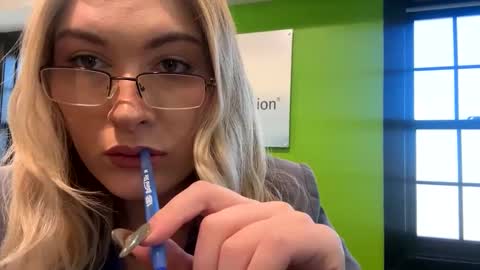 Snapshot of thelittlebambii chatting on February 18, 2025, 4:16 pm Little Bambii online show from February 18, 2025, 4:16 pm