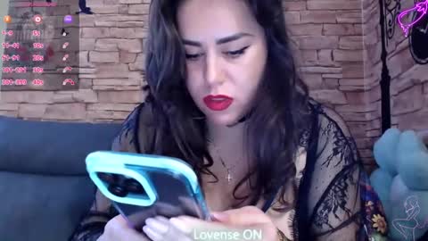 Snapshot of therosepetal chatting on January 27, 2025, 9:02 am therosepetal online show from January 27, 2025, 9:02 am