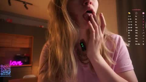 Mia online show from October 27, 2025, 2:43 pm