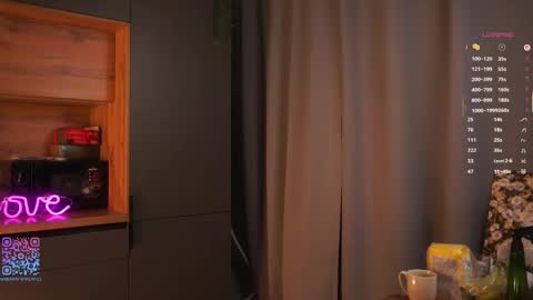 Mia online show from October 29, 2025, 2:52 pm