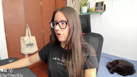 Nicole online show from October 17, 2025, 3:47 pm