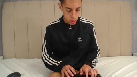 Thiago   online show from December 15, 2024, 12:07 am