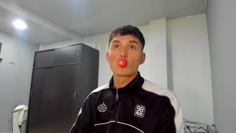 Snapshot of thiagowells_ chatting on October 23, 2025, 11:03 pm Thiago Wells online show from October 23, 2025, 11:03 pm