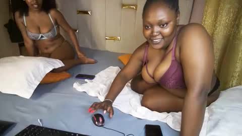 Snapshot of thick_n_flirty chatting on April 15, 2026, 8:10 am thick_n_flirty online show from April 15, 2026, 8:10 am