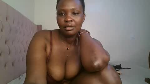 Snapshot of thicky_rue chatting on February 7, 2026, 12:25 am Rue online show from February 7, 2026, 12:25 am