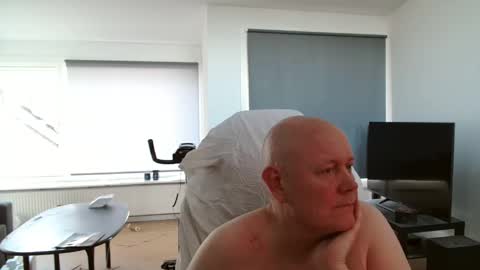 Snapshot of thomash32 chatting on September 12, 2025, 4:40 pm thomash32 online show from September 12, 2025, 4:40 pm