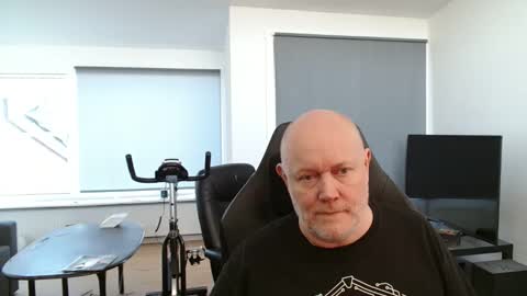 Snapshot of thomash32 chatting on September 23, 2025, 8:06 am thomash32 online show from September 23, 2025, 8:06 am