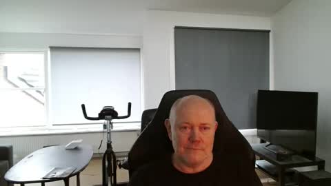 Snapshot of thomash32 chatting on October 8, 2025, 6:11 am thomash32 online show from October 8, 2025, 6:11 am