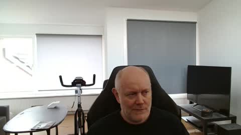 Snapshot of thomash32 chatting on October 9, 2025, 9:40 am thomash32 online show from October 9, 2025, 9:40 am