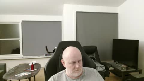 Snapshot of thomash32 chatting on October 20, 2025, 9:48 pm thomash32 online show from October 20, 2025, 9:48 pm