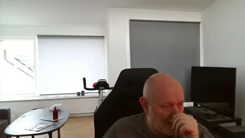 Snapshot of thomash32 chatting on October 21, 2025, 11:33 am thomash32 online show from October 21, 2025, 11:33 am