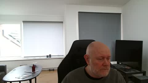 Snapshot of thomash32 chatting on October 25, 2025, 9:28 am thomash32 online show from October 25, 2025, 9:28 am