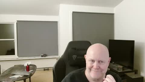 thomash32 online show from November 2, 2025, 10:45 pm