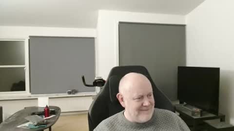 thomash32 online show from November 9, 2025, 9:35 pm