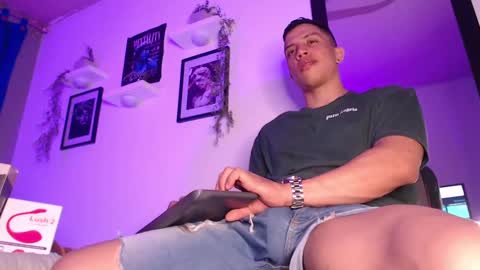 Snapshot of thomsevery_ chatting on January 17, 2025, 1:57 am Thoms Every online show from January 17, 2025, 1:57 am