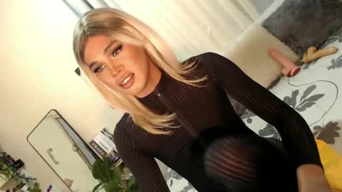 Snapshot of tiara_perezx chatting on February 20, 2025, 5:44 am Sam online show from February 20, 2025, 5:44 am