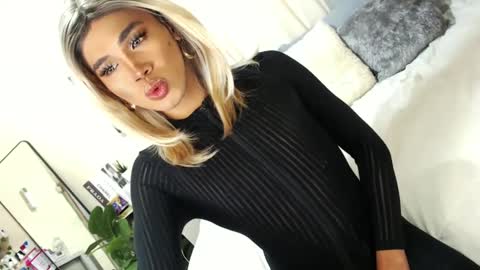 Snapshot of tiara_perezx chatting on February 28, 2025, 2:42 am Sam online show from February 28, 2025, 2:42 am