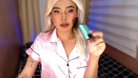 Snapshot of tiara_perezx chatting on October 16, 2025, 5:47 pm Sam online show from October 16, 2025, 5:47 pm