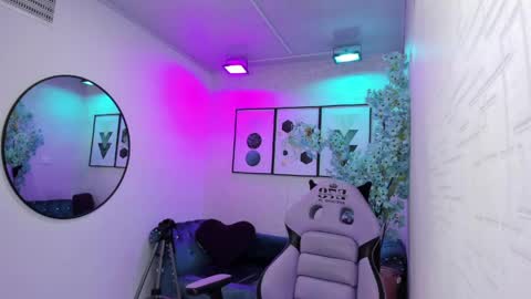 Tiara  online show from April 26, 2026, 3:04 am