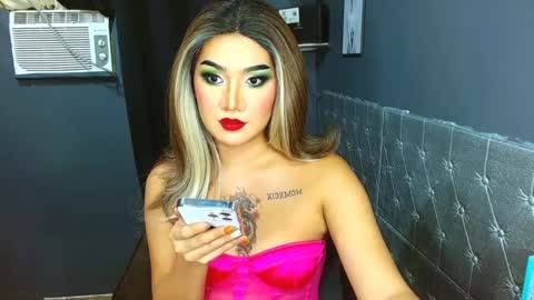 tiarrafoxs online show from March 5, 2025, 12:11 pm