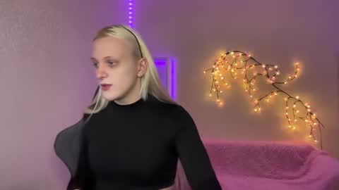 Amira online show from November 17, 2025, 9:04 am