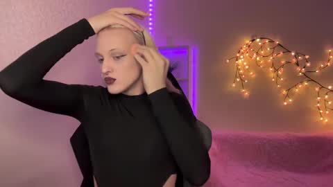 Amira online show from November 19, 2025, 9:42 am