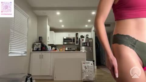 Snapshot of tiffstreatsxoxo chatting on October 3, 2025, 7:11 pm Tiffstreatsxoxo online show from October 3, 2025, 7:11 pm