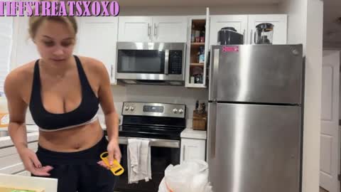 Tiffstreatsxoxo online show from May 2, 2026, 6:35 pm