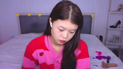 tina__kim online show from February 6, 2025, 7:35 am