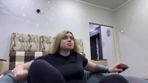 tinalounge online show from September 20, 2025, 2:40 pm