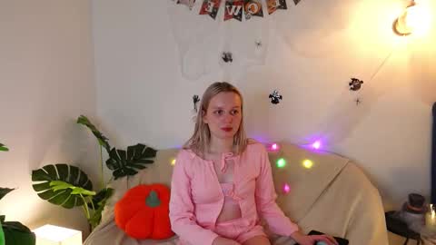 tinasiner online show from October 17, 2025, 3:47 pm