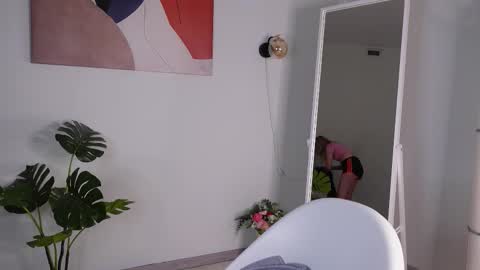 tinasiner online show from November 14, 2025, 3:33 pm