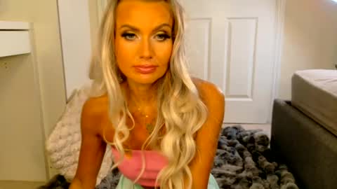 tinkerbell822 online show from June 15, 2026, 7:43 am