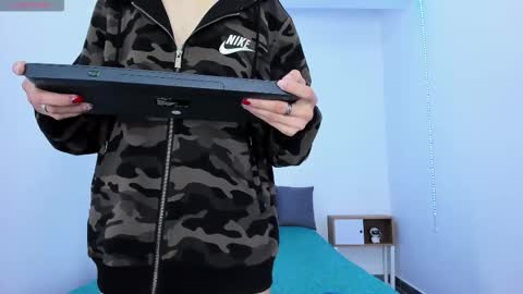 Snapshot of tinny_and_candy chatting on September 18, 2025, 10:06 am TINNY AND CANDY online show from September 18, 2025, 10:06 am