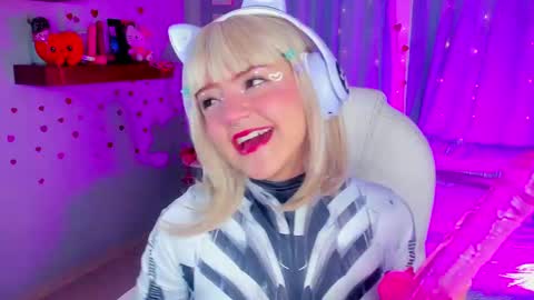 Emmy  blue berry1 online show from February 17, 2025, 3:42 pm