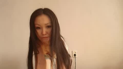 Snapshot of tiny_cute chatting on May 1, 2026, 3:33 am Lia online show from May 1, 2026, 3:33 am