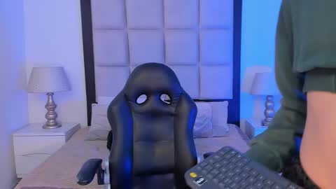 Snapshot of tiny_thomm chatting on February 12, 2026, 6:30 am Thomm Independent Model online show from February 12, 2026, 6:30 am