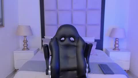 Snapshot of tiny_thomm chatting on March 15, 2026, 10:38 pm Thomm Independent Model online show from March 15, 2026, 10:38 pm