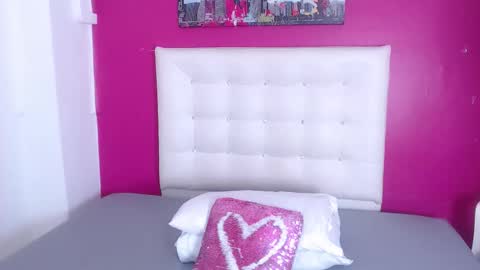 tiny_whore18 online show from September 26, 2025, 4:44 pm