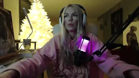 Snapshot of tinykylie chatting on January 12, 2025, 10:43 pm stage Kylie Sinner brand CLITBAIT online show from January 12, 2025, 10:43 pm