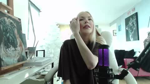 Snapshot of tinykylie chatting on January 15, 2025, 2:24 pm stage Kylie Sinner brand CLITBAIT online show from January 15, 2025, 2:24 pm