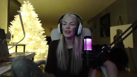 Snapshot of tinykylie chatting on January 15, 2025, 11:30 pm stage Kylie Sinner brand CLITBAIT online show from January 15, 2025, 11:30 pm