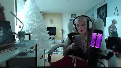 Snapshot of tinykylie chatting on January 16, 2025, 7:31 pm stage Kylie Sinner brand CLITBAIT online show from January 16, 2025, 7:31 pm