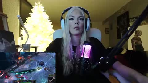 Snapshot of tinykylie chatting on January 18, 2025, 6:45 am stage Kylie Sinner brand CLITBAIT online show from January 18, 2025, 6:45 am