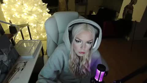 Snapshot of tinykylie chatting on January 21, 2025, 10:30 pm stage Kylie Sinner brand CLITBAIT online show from January 21, 2025, 10:30 pm