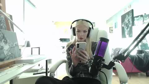 Snapshot of tinykylie chatting on January 24, 2025, 7:28 pm stage Kylie Sinner brand CLITBAIT online show from January 24, 2025, 7:28 pm