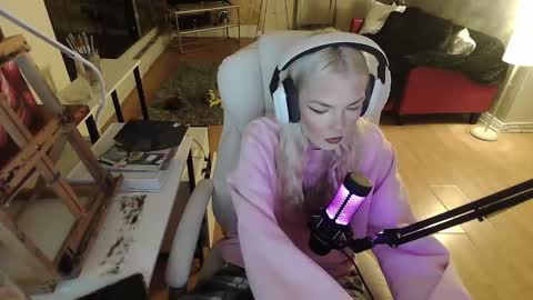Snapshot of tinykylie chatting on January 28, 2025, 12:05 am stage Kylie Sinner brand CLITBAIT online show from January 28, 2025, 12:05 am