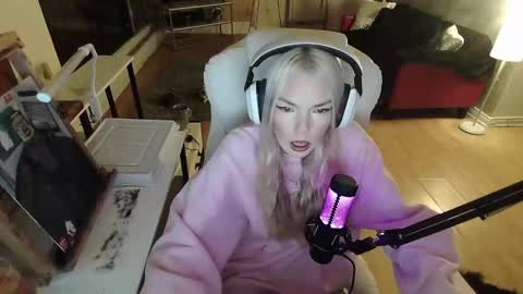 Snapshot of tinykylie chatting on January 28, 2025, 3:15 am stage Kylie Sinner brand CLITBAIT online show from January 28, 2025, 3:15 am