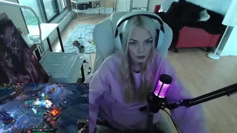 Snapshot of tinykylie chatting on January 28, 2025, 1:27 pm stage Kylie Sinner brand CLITBAIT online show from January 28, 2025, 1:27 pm