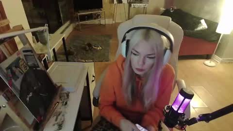 Snapshot of tinykylie chatting on January 31, 2025, 3:30 am stage Kylie Sinner brand CLITBAIT online show from January 31, 2025, 3:30 am